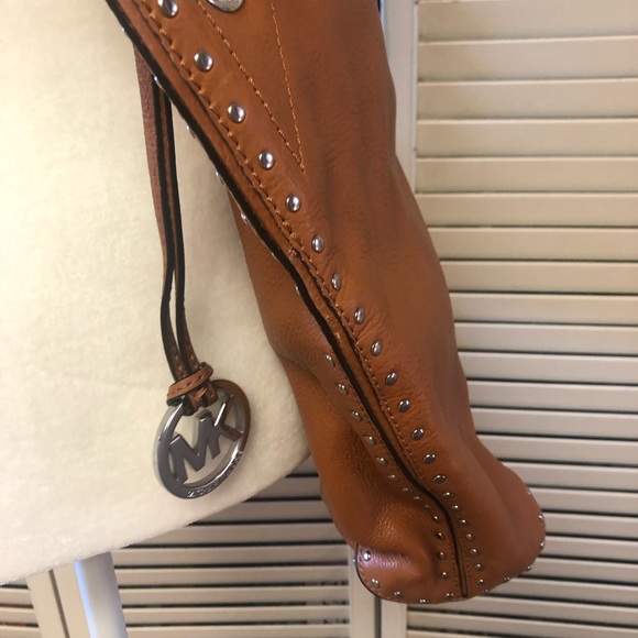 Michael Kors leather hobo bag with silver chain and leather strap. - Picture 5 of 10